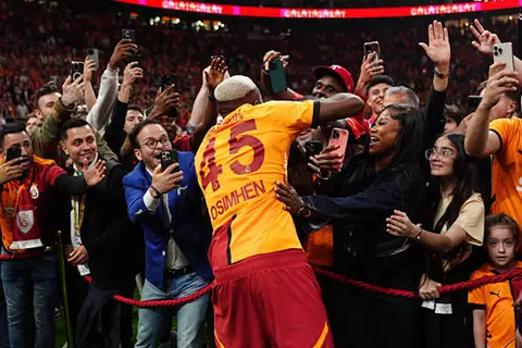 بعد استقبال حافل.. أوسيمين: جماهير جالاتا سراي الأفضل في العالم